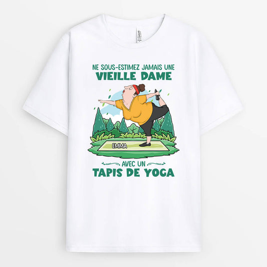 1888AFR1 t shirt ne sous estimez jamais la femme avec un tapis de yoga personnalise