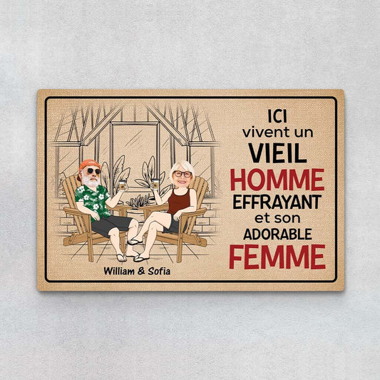 2912DFR1 ici vivent un vieil homme effrayant et son adorable femme paillasson pour couple personnalise