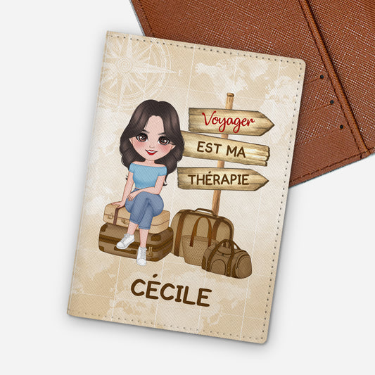 4942OFR1 porte passeport personnalise pour femme voyager est ma therapie 4942o