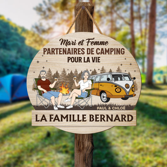 5043QFR2 plaque en bois personnalisee couple a suspendre partenaires de camping 5043q8tag
