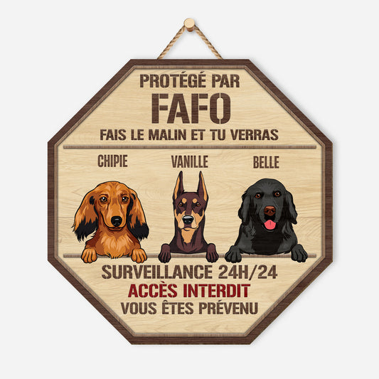 5087QFR1 plaque en bois personnalisee avec chien a suspendre protege par 5087qkymc