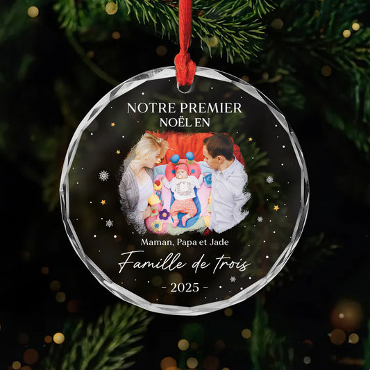 5350OFR1 ornement en verre personnalise avec photo notre premier noel en famille de trois 5350okuzi