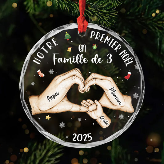 5403OFR1 ornement en verre personnalise notre premier noel en famille tenant les mains 5403ok6qi