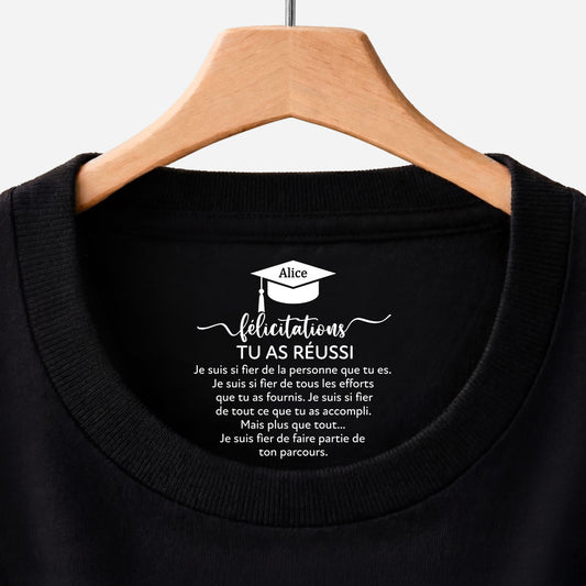 8964AFR1 tee shirt personnalise noir avec texte a l_interieur du col cadeau pour diplome universitaire_ 8964aaavls_1