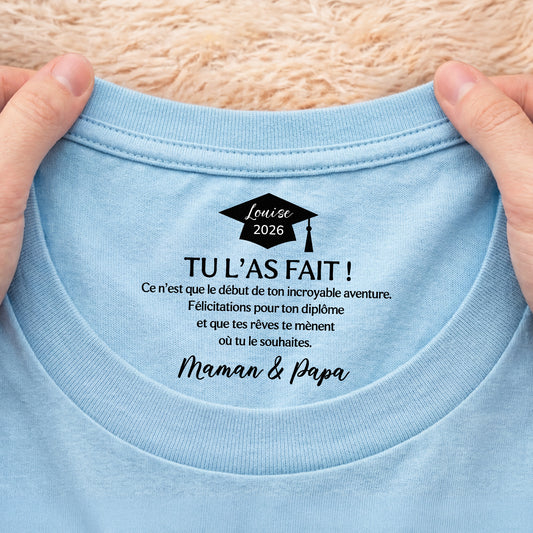 9214AFR2 tee shirt personnalise femmehomme texte a l_interieur du col blanc cadeau felicitation pour ton diplome 9214aa6dnb_0688a127 0a0c 49c0 ac1e 743021548fb2