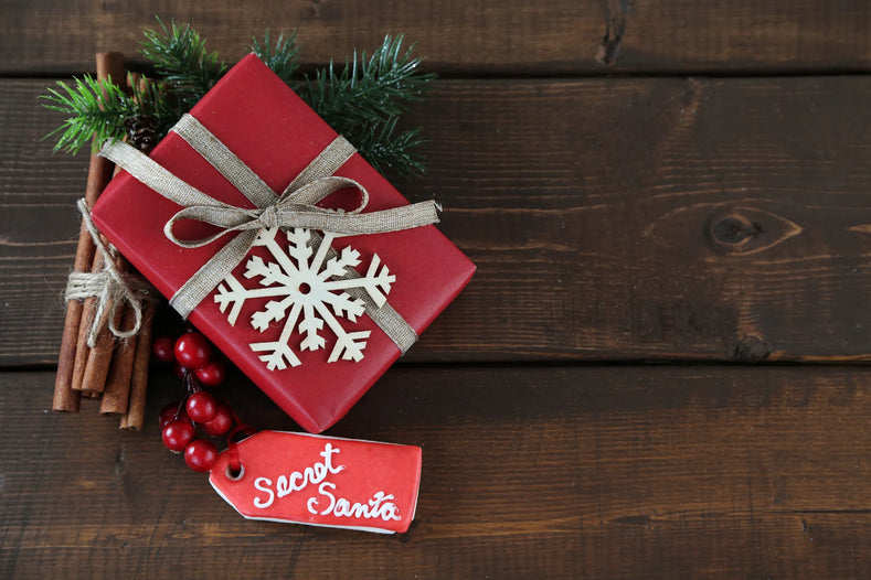 TOP 5 IDÉES CADEAUX pour un Secret Santa !!! Quel cadeau pas cher offrir à  un(e) collègue / ami ? 