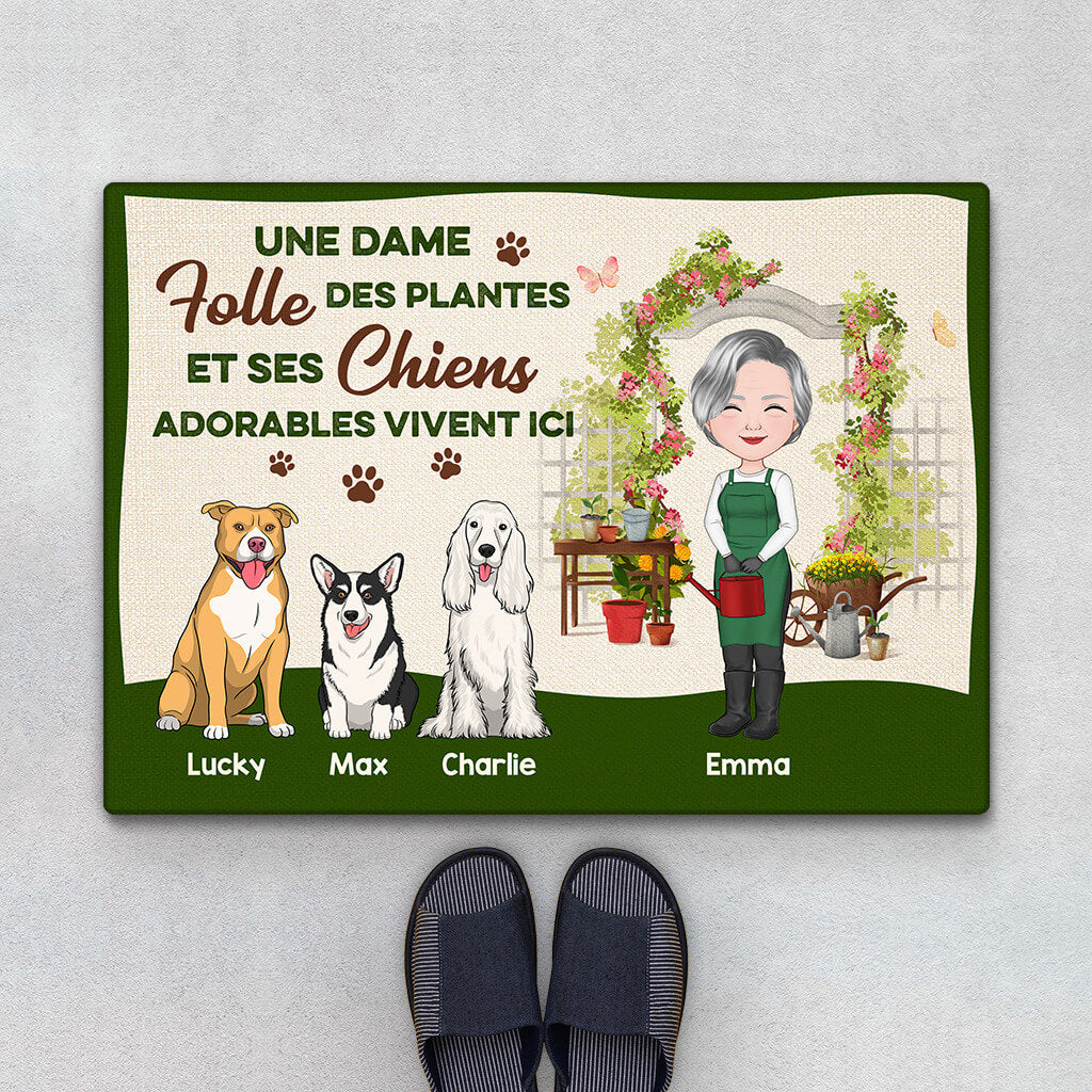 1863DFR1 paillasson une dame passionnee de plantes et ses chiens adorables personnalise