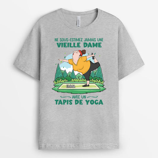 1888AFR2 t shirt ne sous estimez jamais la femme avec un tapis de yoga personnalise