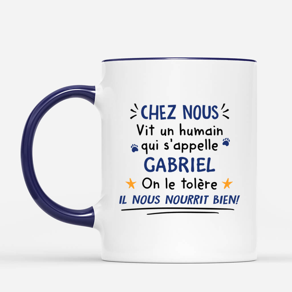 2498MFR3 mug chez nous vit un humain version chien personnalise_e9ea4f44 8707 4712 8d20 955d76568d5a