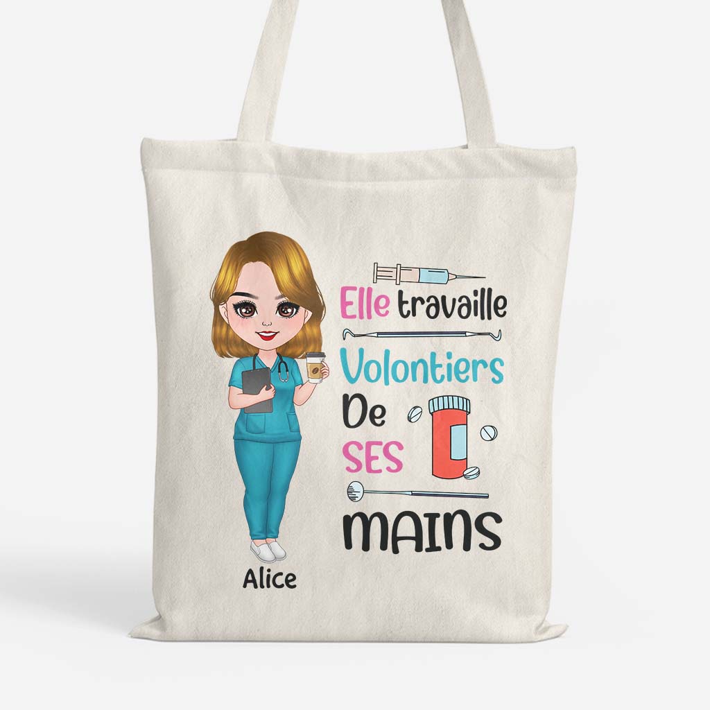 2641BFR1 elle travaille volontiers de ses mains  tote bag infirmiere original