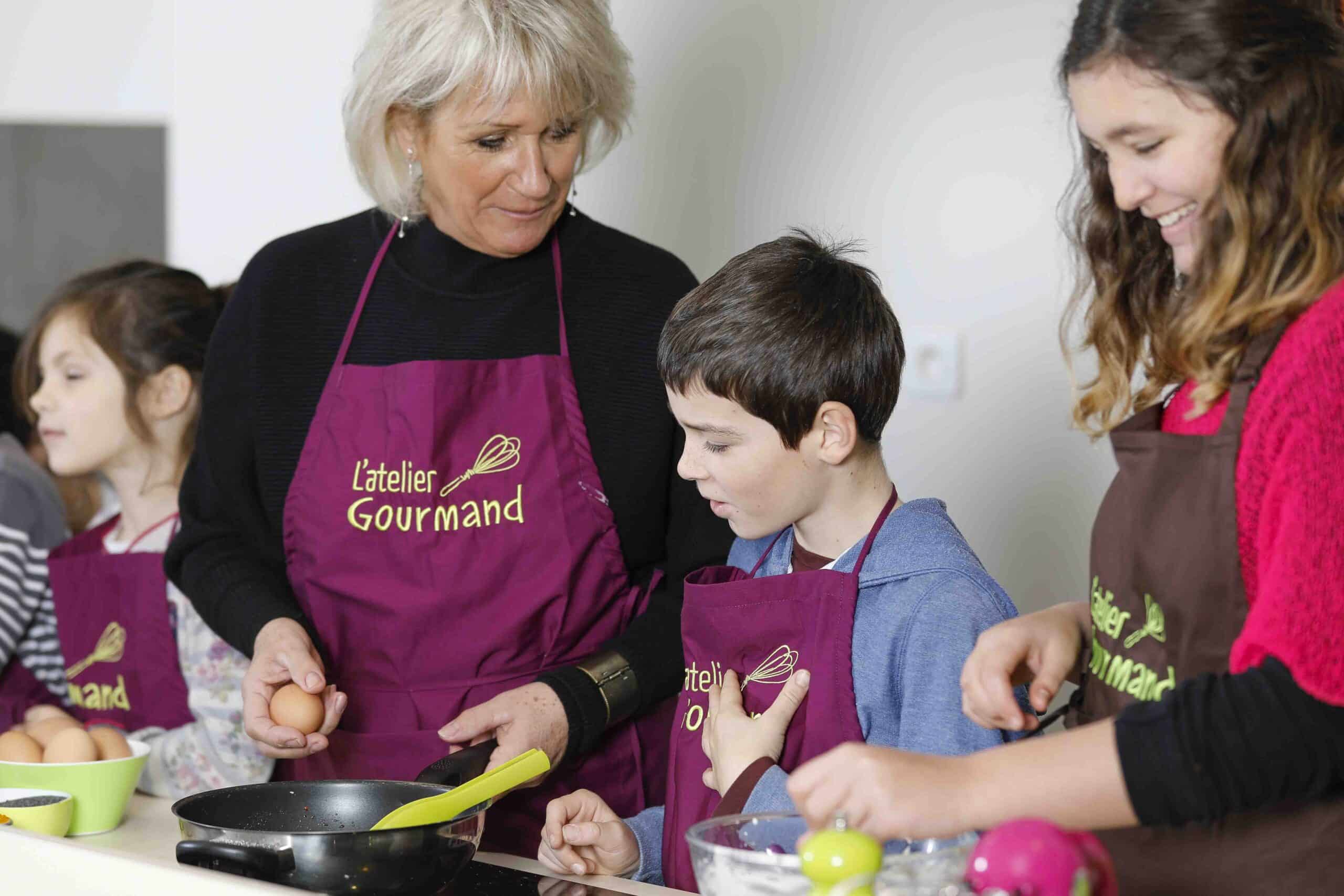 Atelier cuisine en famille avec personne âgée femme
