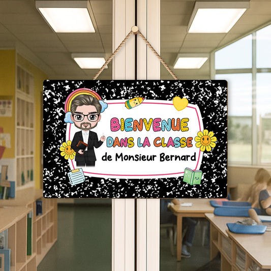 5204QFR2 plaque en bois personnalisee a suspendre bienvenue dans la classe dessin crayon 5204qkmtt