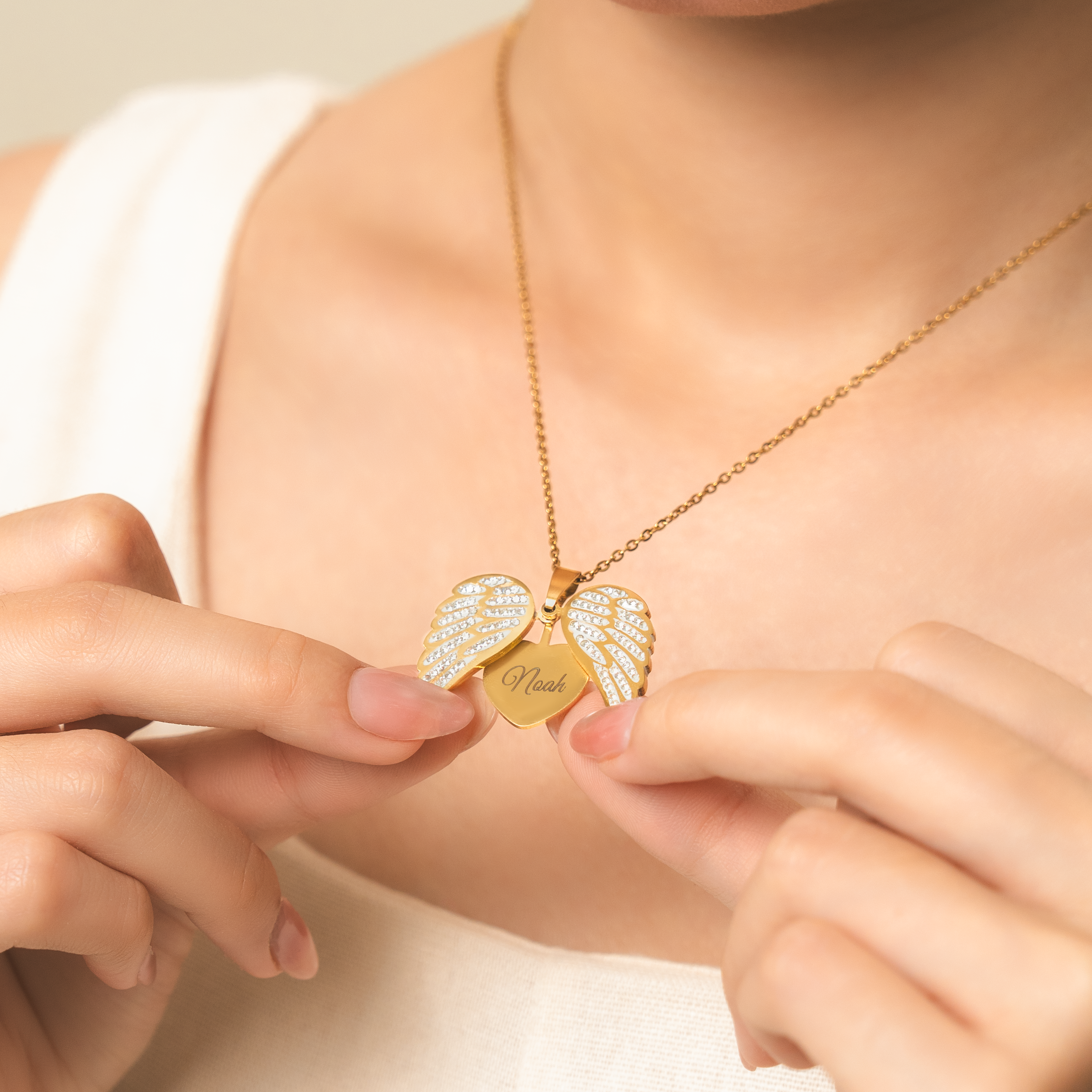 6113JFR2 collier personnalise commemoratif aile d_ange avec prenom 6113j0b5a_07c6198f 3db3 4346 b4f3 2c0bc59aa83f