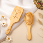 8125AFR2 brosse cheveux personnalisable en bambou gravee cadeau pour femme prenom et fleur 8125aq6fa