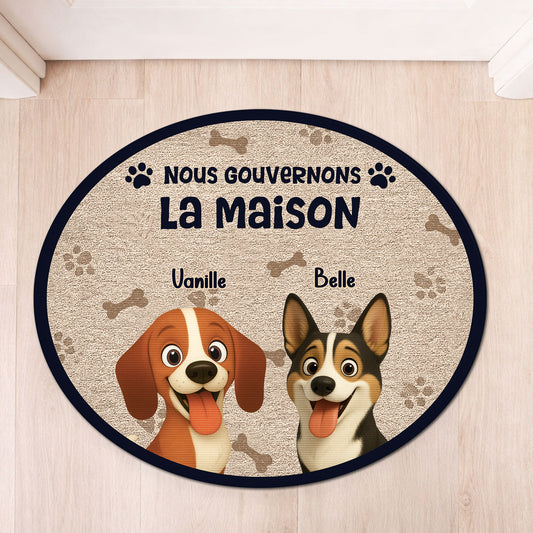 8626AFR1 paillasson chien personnalise a forme originale nous gouvernons la maison 8626ad8yrc