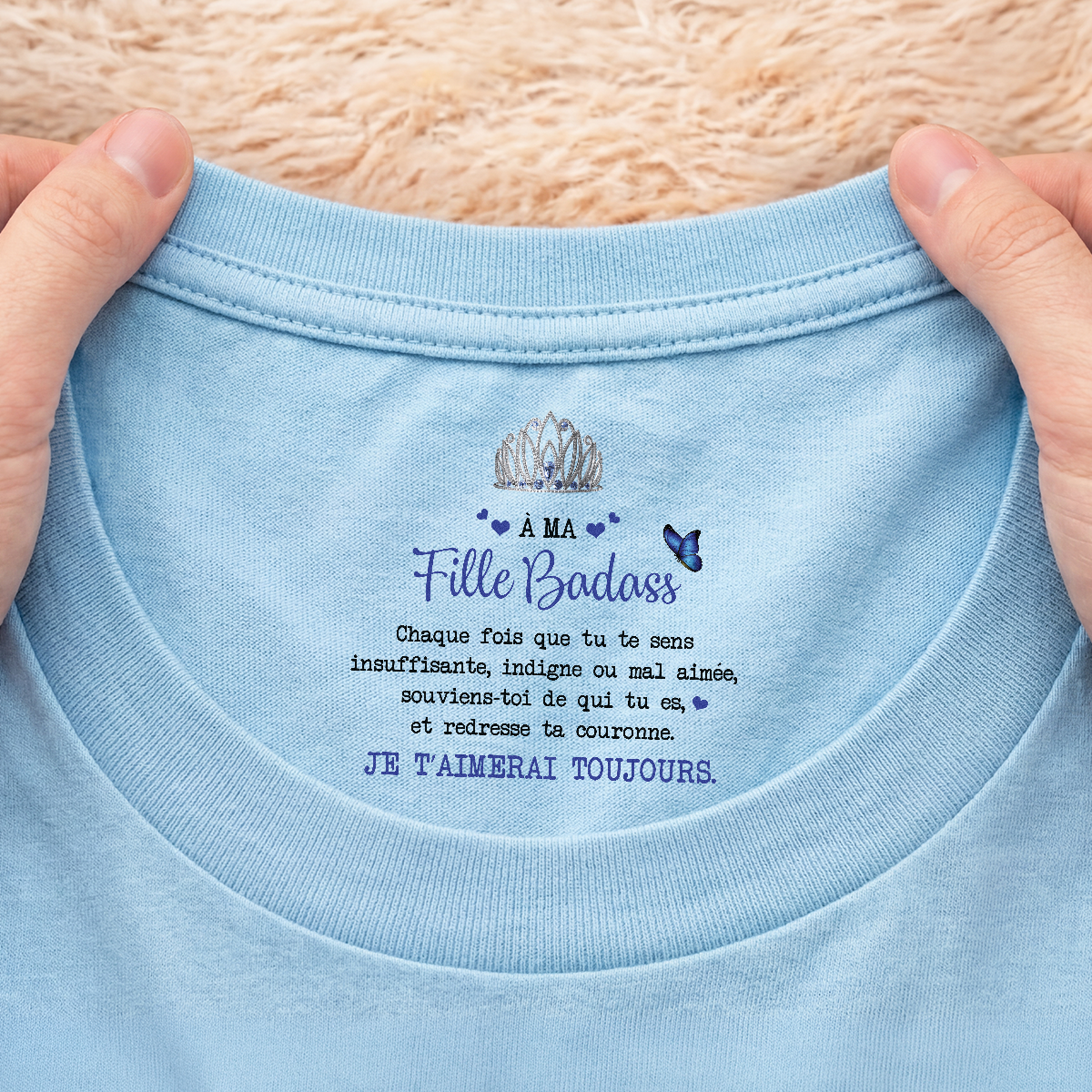 8943AFR2 tee shirt blanc personnalise avec message a l_interieur du col pour femme cadeau ma fille badass 8943aasfra