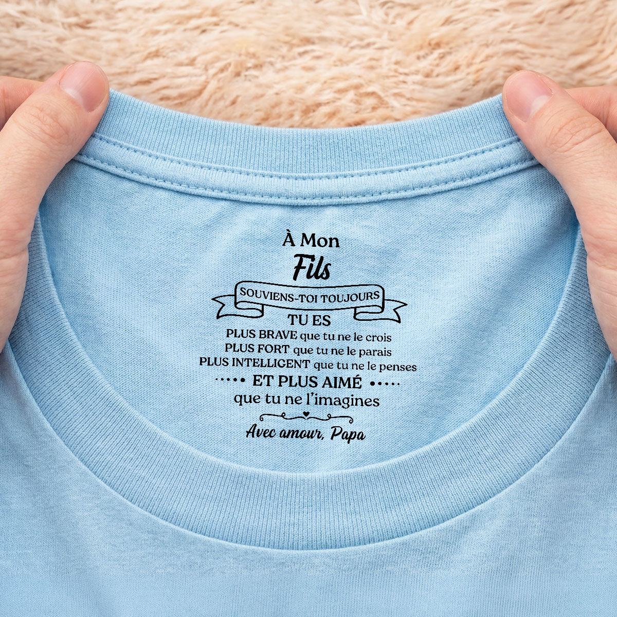 8956AFR1 tee shirt personnalise blanc avec texte a l_interieur du col femmehomme fille fils plus aime que tu ne l_imagines 8956aaavla_2