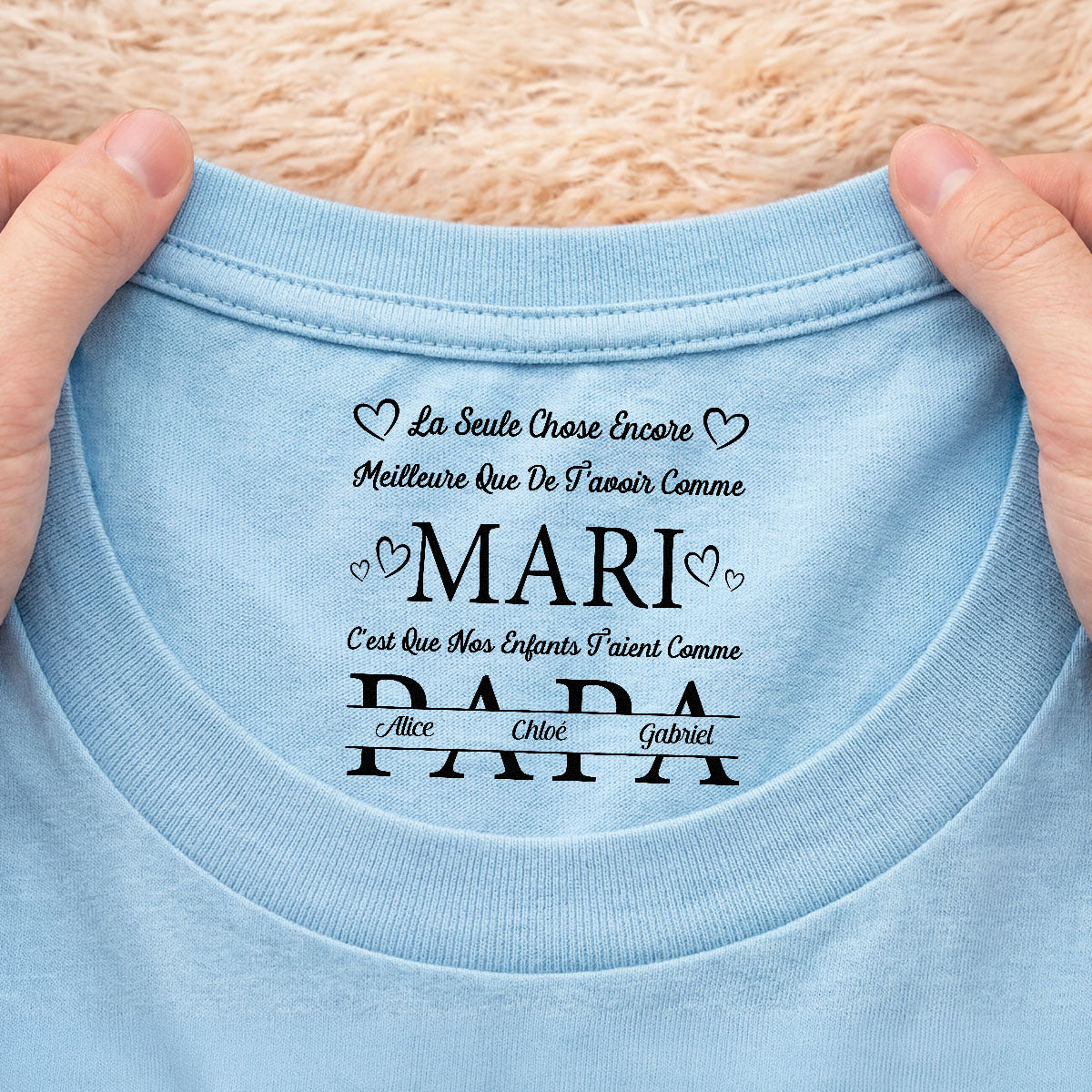 8963AFR2 tee shirt blanc personnalise avec texte a l_interieur du col cadeau maman papa de nos enfants 8963aasdsa