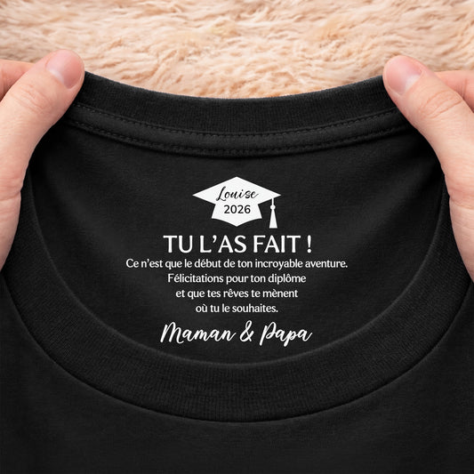 9214AFR2 tee shirt personnalise femmehomme texte a l_interieur du col noir cadeau felicitation pour ton diplome 9214aa6dna