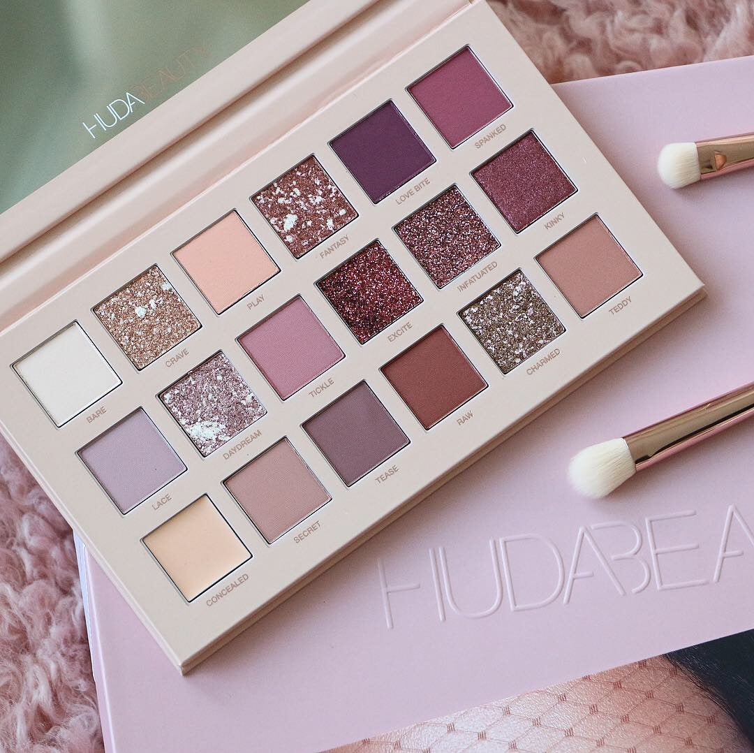 Une palette maquillage Huda Beauty
