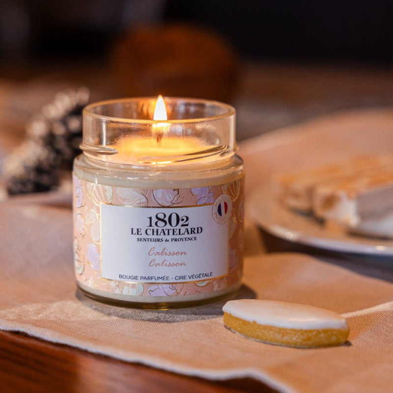 Bougie parfumée artisanale coulée à la main avec son parfum signature