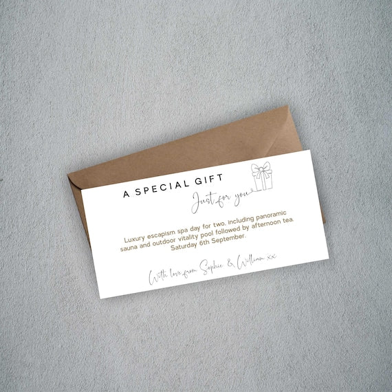Une carte accompagnée d’une enveloppe cadeau
