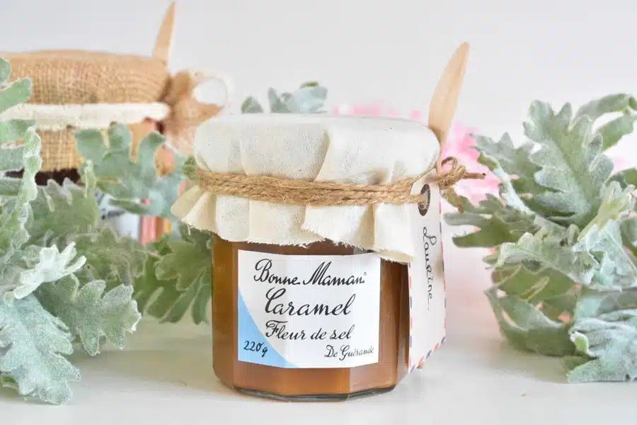 Confiture maison dans un bocal décoré